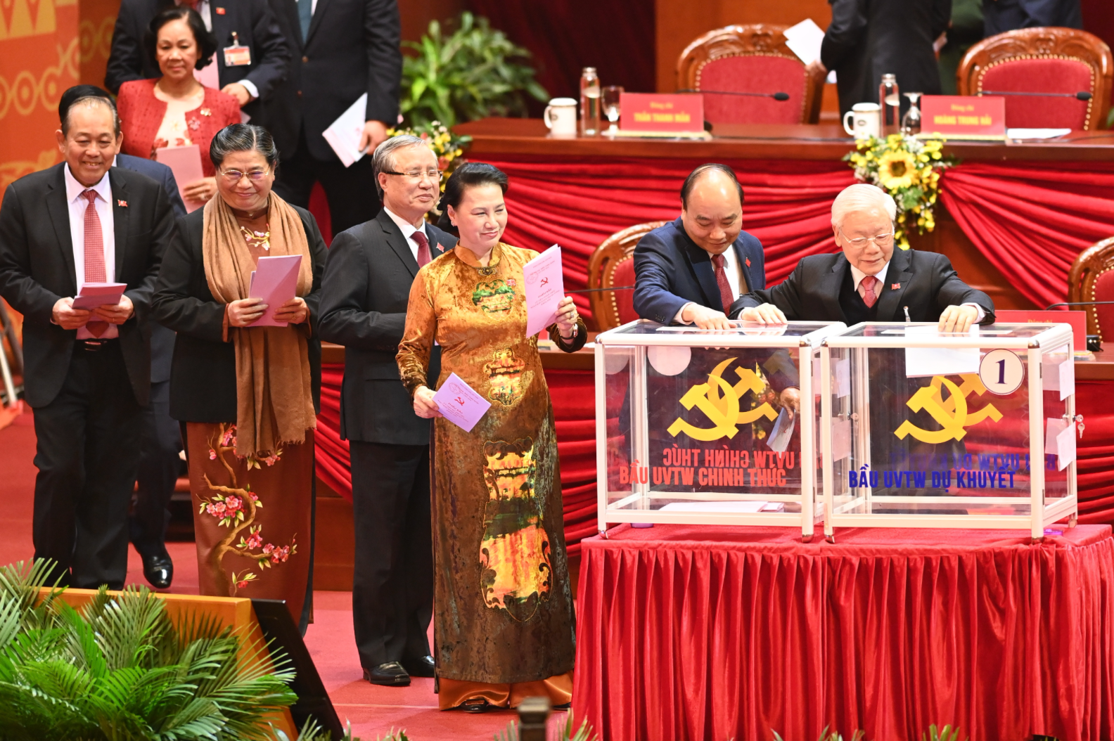 Will Vietnam carry out second reform and on political affairs? Thời báo