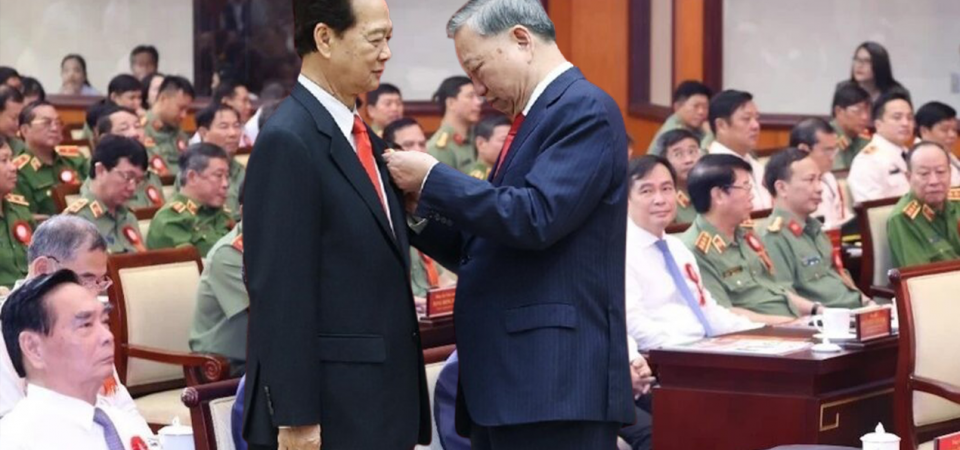 Phải chăng “đốt lò” chỉ để sưởi ấm liên minh mới?